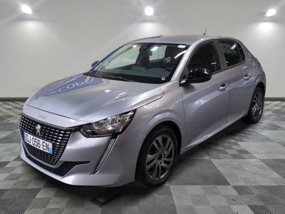 la voiture argentée est garée sur le sol à carreaux d'une pièce
