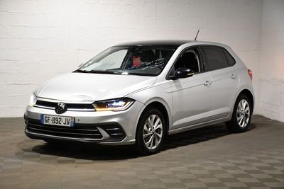 la volkswagen polo blanche est garée dans une pièce au sol à carreaux