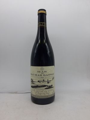 une bouteille de vin rouge posée sur une table