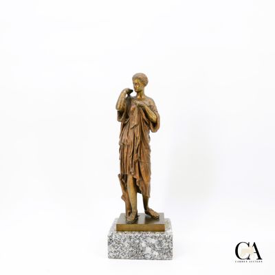 l'image d'une statue représentant une femme tenant un bébé dans ses bras