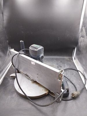 une boîte métallique à laquelle sont fixés de nombreux fils