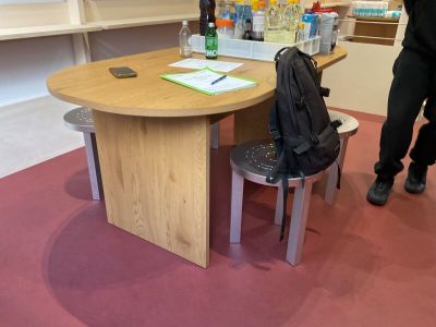 2 tables ovales piétement bois, plateau bois