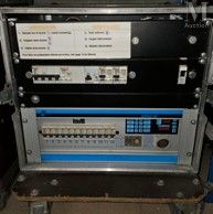 une machine posée sur une table dans une pièce