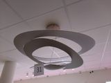 une horloge suspendue au plafond d'un immeuble