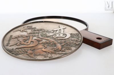 une boucle de ceinture en métal sur laquelle est représenté un cheval