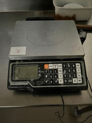 une balance sur laquelle est posée une calculatrice