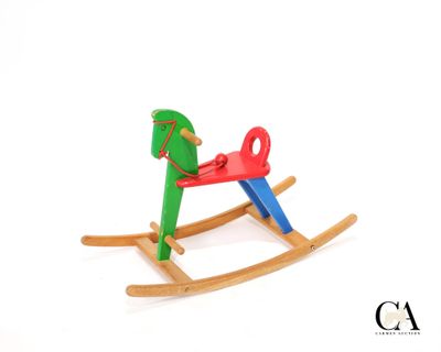 un cheval à bascule en bois avec une poignée rouge et une poignée verte