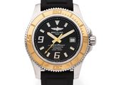 une montre noire et dorée sur fond blanc