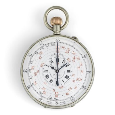 une horloge en argent avec des chiffres romains sur le cadran