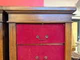 une commode en bois surmontée de deux tiroirs
