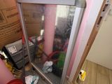 un miroir posé par terre à côté d'une poubelle