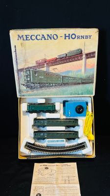 une boîte contenant un train sur une table