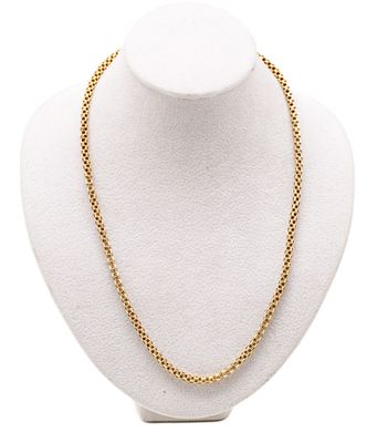 un collier à chaîne en or sur un mannequin blanc