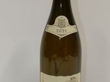 une bouteille de vin posée sur une table