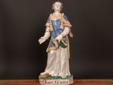 une figurine ancienne représentant une femme tenant un panier de fleurs