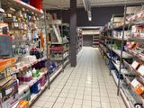 de nombreuses étagères dans le magasin qui contiennent différents articles
