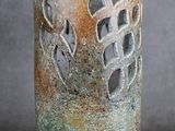 un vase orné d'un motif sur le côté