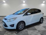 une Ford C-Max blanche garée sur un sol à damier