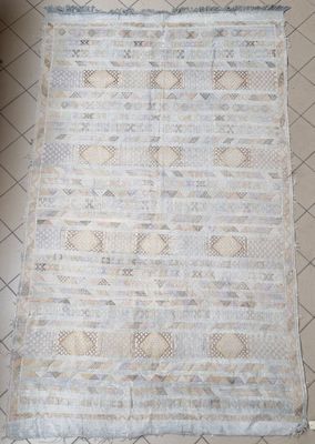 une photo d'un tapis posé sur le sol d'une salle de bains