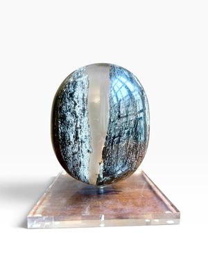 a picture of a blue and white marble on a clear base