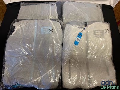 quatre sacs posés sur une table noire