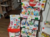 il y a beaucoup de jouets sur les étagères de la pièce