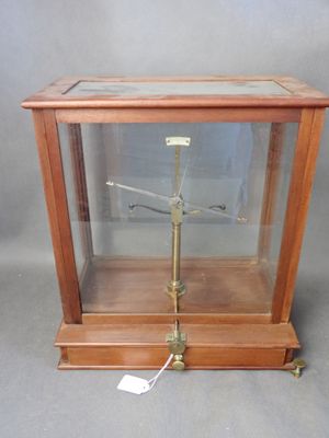 une vitrine en verre avec une horloge à l'intérieur