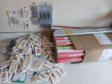 une pile de matériel de loisirs créatifs posée sur un plan de travail
