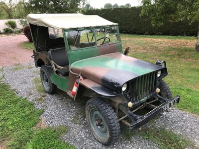 une jeep verte garée dans l'herbe