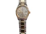 une photo d'une montre-bracelet pour femme avec un bracelet en or et en argent