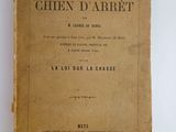 un vieux livre posé sur une table blanche
