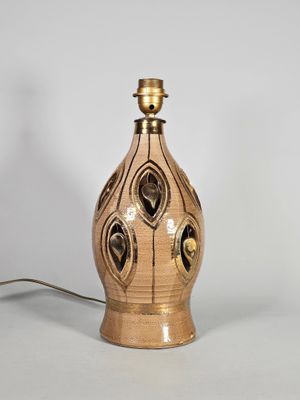 une lampe posée sur une table, dont la lumière brille au-dessus