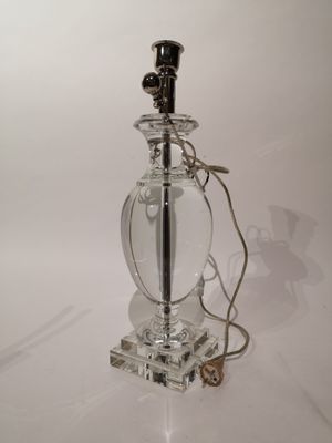 une lampe en verre posée sur une table