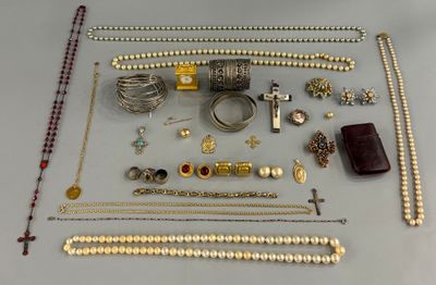 plusieurs types de colliers et de bracelets différents disposés sur une table