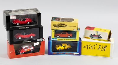 trois boîtes de petites voitures sont empilées les unes sur les autres