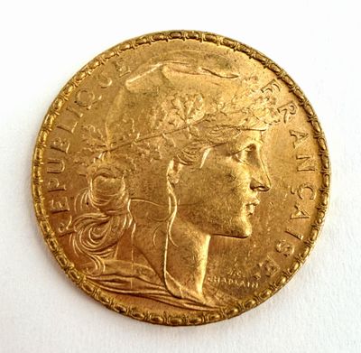 l'image d'une pièce d'or sur laquelle figure une tête de femme