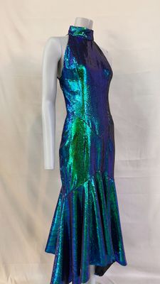 une robe de sirène bleue et verte, à col haut et à jupe à volants
