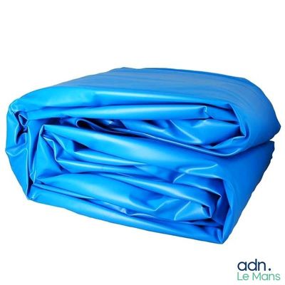 un gros plan d'une bâche bleue sur fond blanc
