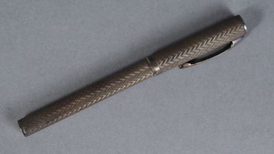a pen that is laying on a table