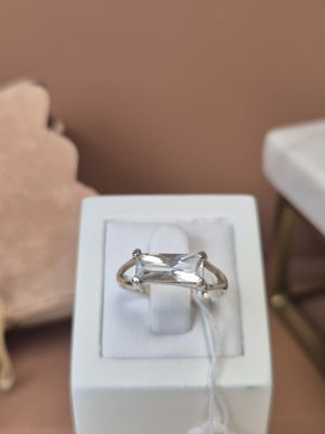 une bague qui se trouve dans une boîte sur une table