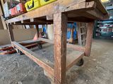 un établi sur lequel sont posés des outils dans un garage