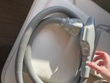 une personne tenant un tuyau raccordé à une machine
