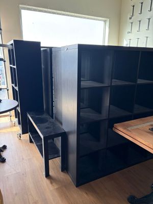 Un lot 12 d'étagères cube IKEA.  On y joint une petite console d'appoi