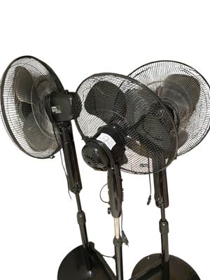 trois ventilateurs empilés les uns sur les autres sur un support