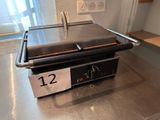 une photo d'un grill à hot-dogs posé sur une table