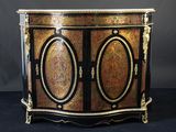 une armoire peinte en noir et or, à deux portes