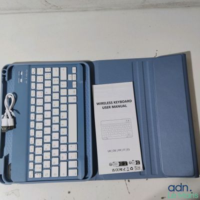 un étui bleu sur lequel se trouvent un clavier et un chargeur