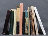 plusieurs livres empilés sur une table