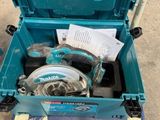 un gros plan d'une boîte à outils contenant une scie circulaire