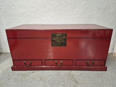 CHINE XXème Coffre en bois laqué rouge ouvrant par un abatta…